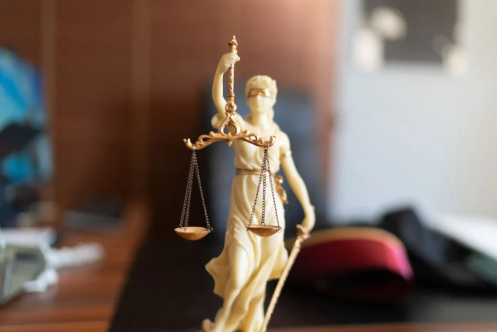 Özbek Hukuk Bürosu’nda bulunan Adalet Heykeli (Themis) heykel detay fotoğrafı